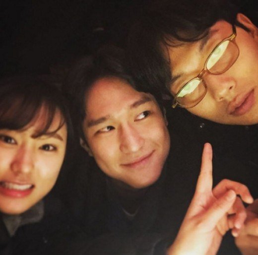 Ryu Hye Young Creates a 'Reply 1988' Love Triangle With Playful Photo