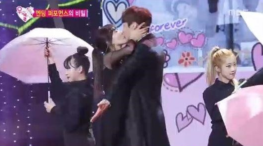 Kwak Si Yang and Kim So Yeon Dish on Kiss During 2015 MBC Entertainment Awards