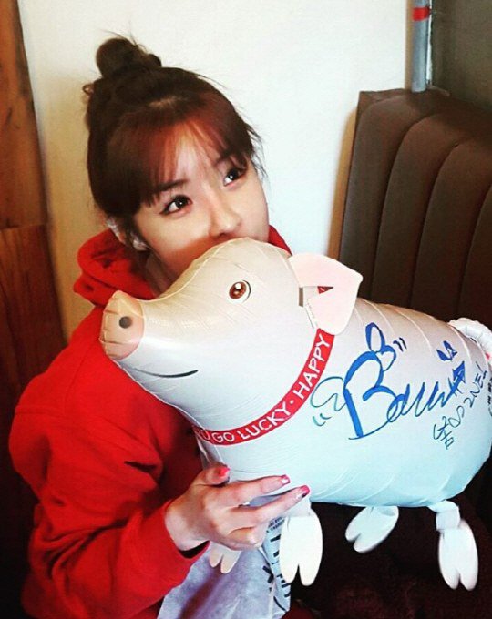 Park Bom Makes First Public Appearance Since the 2015 MAMAs