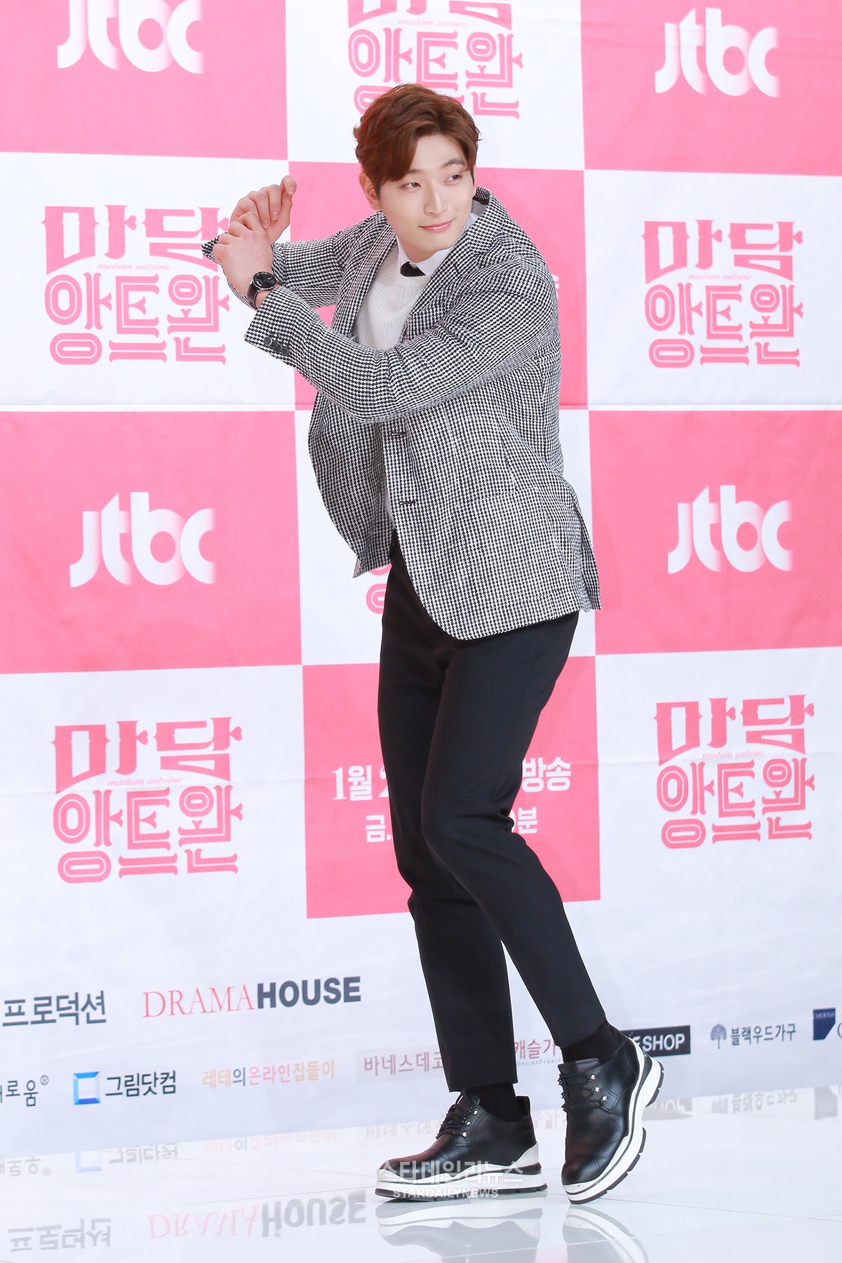 Jinwoon Says He Hasn’t Given Up on His Singing Career