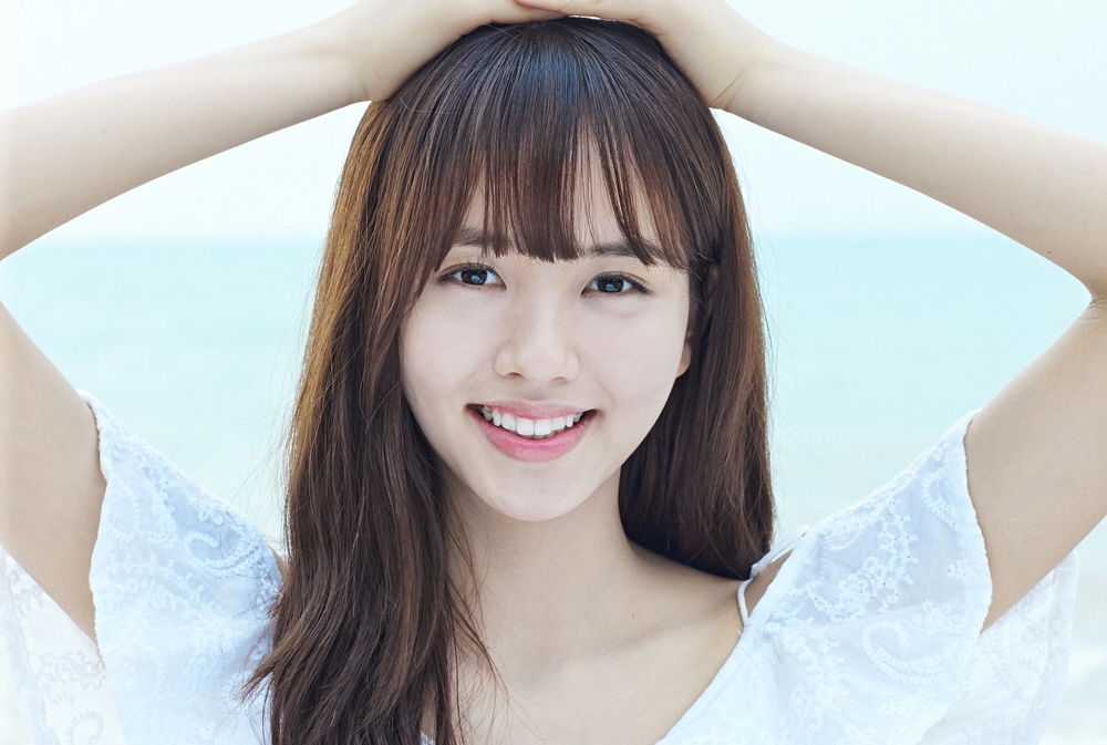 Kim So Hyun Injures Her Leg During a CF Shoot