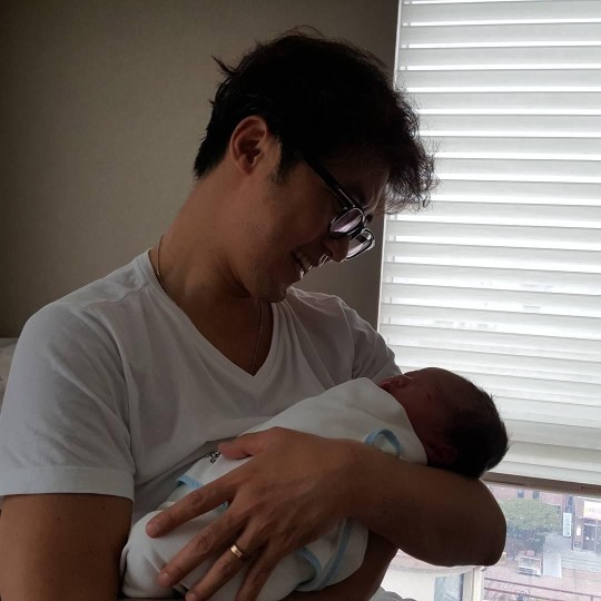 Ahn Jae Wook Becomes a Father