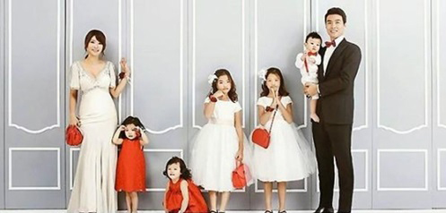 Lee Dong Gook’s Family Takes a Wedding Pictorial to Celebrate 10 Year Anniversary