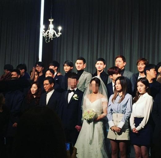 SM Entertainment Artists Gather to Congratulate Manager's Wedding