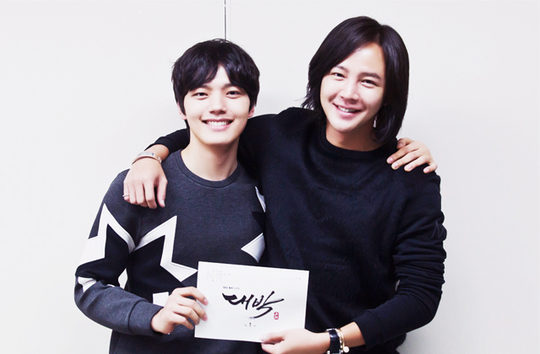 Jang Geun Suk and Yeo Jin Goo Start Bromance in 'Daebak' Script Reading Photos