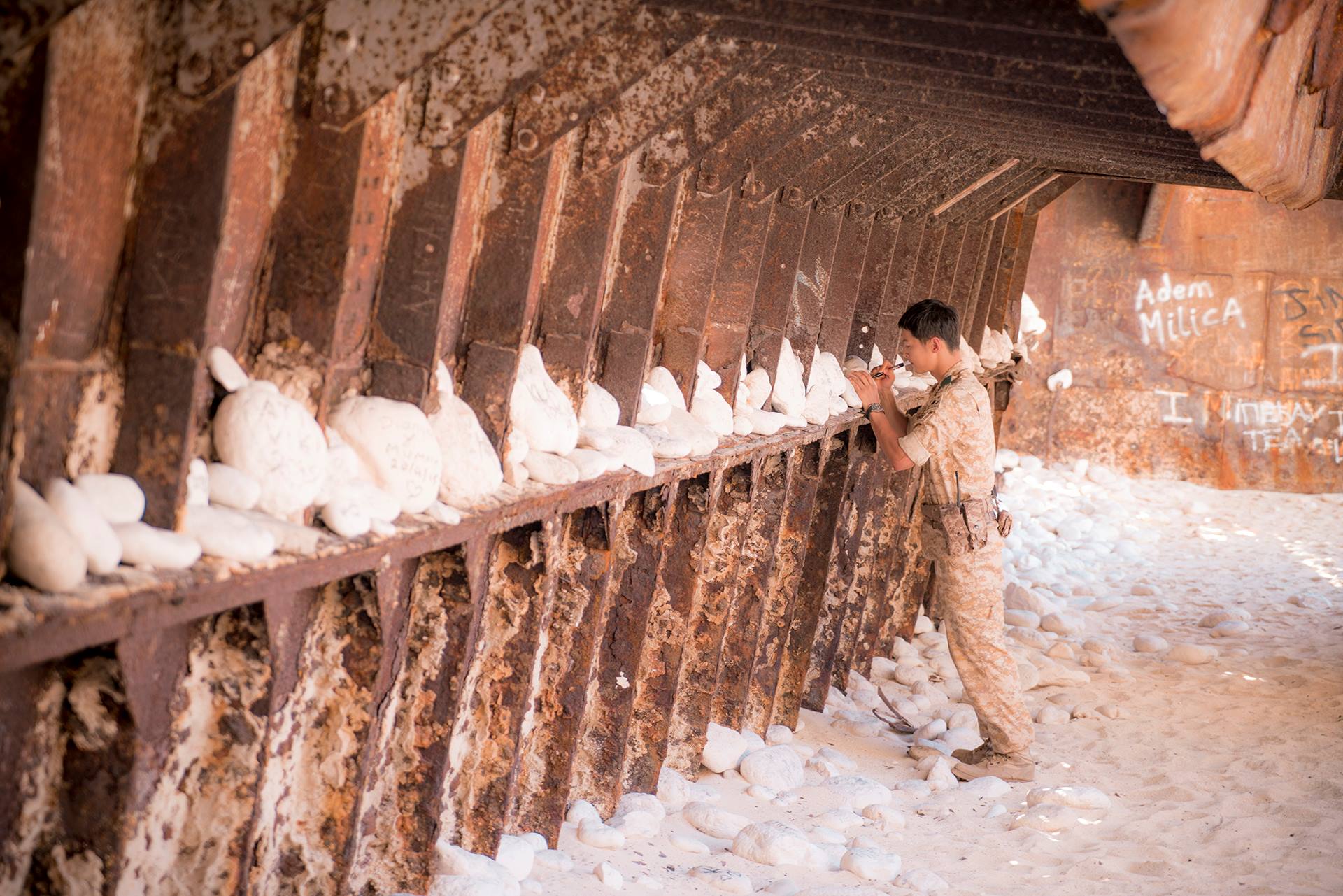 Song Joong Ki Shows His Affection for Lee Kwang Soo on the Set Of 'Descendants of the Sun'