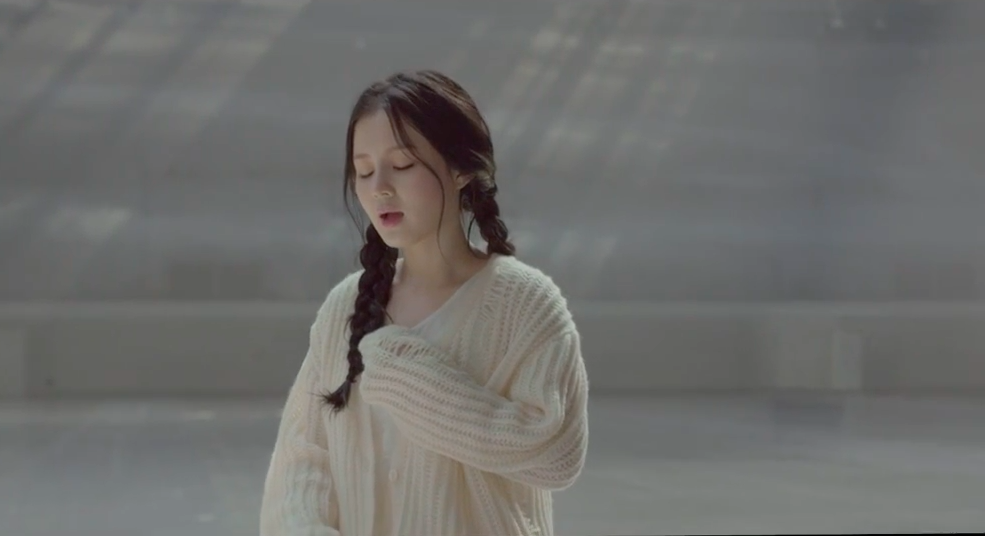 Lee Hi Makes Long-Awaited Comeback With “Breathe” and 'Hold My Hand' MVs