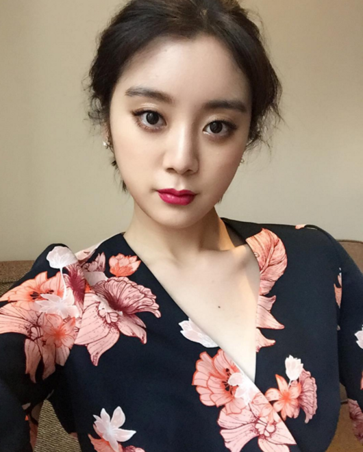 Wonder Girls' Hyelim Takes on Role of Interview Reporter for 'Batman V Superman”