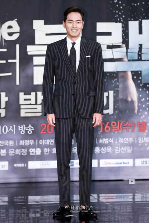 Lee Jin Wook Talks About Difference Between His Character and Song Joong Ki’s Character