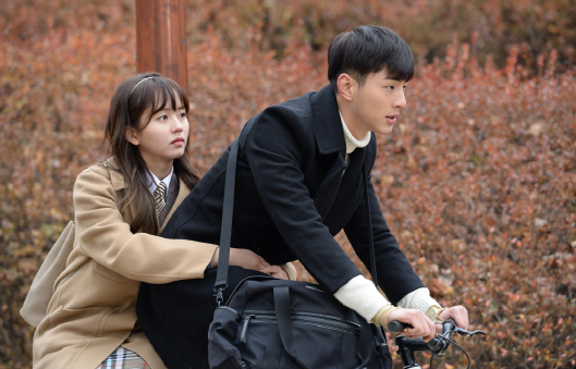 Ji Soo dan Kim So Hyun dalam drama Page Turner

