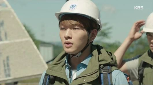 SHINee's Onew Impresses Viewers With His Emotional Acting in 'Descendants of the Sun'
