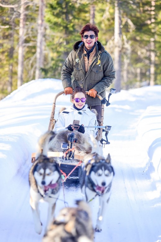 Song Ji Hyo and Chen Bolin Enjoy a Romantic Winter Date in Finland