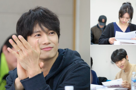 Ji Sung and Hyeri’s Upcoming Drama “Entertainer” Releases Photos From Script Read-Through  