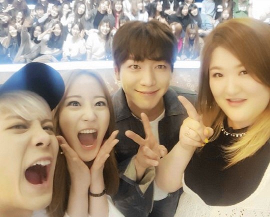 “Roommate” Co-Stars Gather for a Fun Reunion Selfie