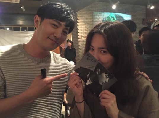 Song Hye Kyo Celebrates Grabbing an Autograph From Jin Goo in Photos From “Descendants of the Sun” Reunion