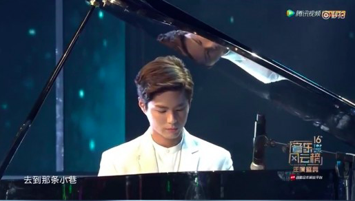 Watch: Park Bo Gum Plays Piano for “Reply 1988” Performance at Chinese Awards Ceremony