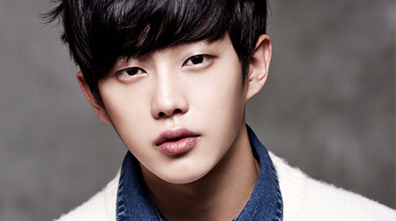 Kim Min Suk Describes What It Is Like to Work With the Main Cast of 'Descendants of the Sun'