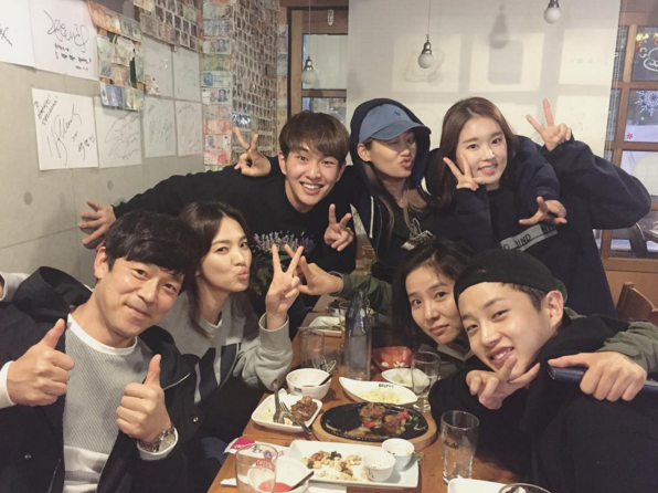 Song Hye Kyo, Onew, Kim Min Suk, and More From “Descendants of the Sun” Reunite for Dinner