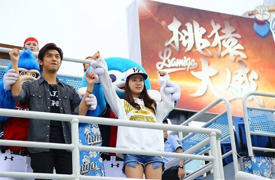 Song Ji Hyo and Chen Bolin Show Much Affection at a Baseball Game