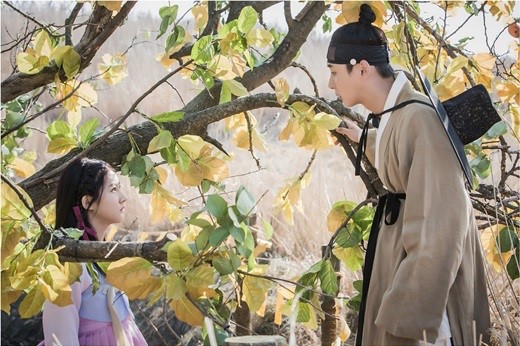 Yoon Shi Yoon And Kim Sae Ron Meet For The First Time In 'Mirror Of The Witch' Stills