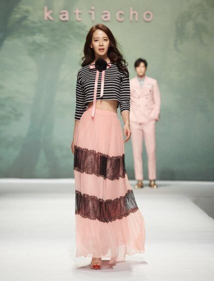 Song Ji Hyo Walks Her First-Ever Fashion Runway With Hong Jong Hyun