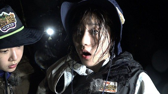 A Pink's Hayoung Encounters A Dangerous Scorpion On 'Law of the Jungle'