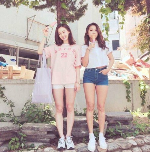 SISTAR's Bora And Dasom Go On A Summer Ice Cream Date
