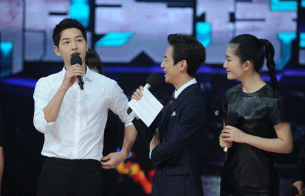 Song Joong Ki Is A Perfect Gentleman In Chinese Variety Show Stills