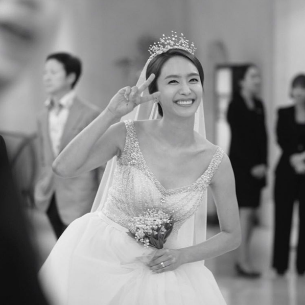 Former Jewelry Member Park Jung Ah Ties The Knot