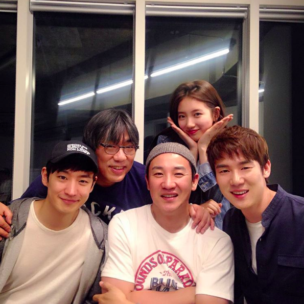 'Architecture 101' Stars Reunite For Dinner Party