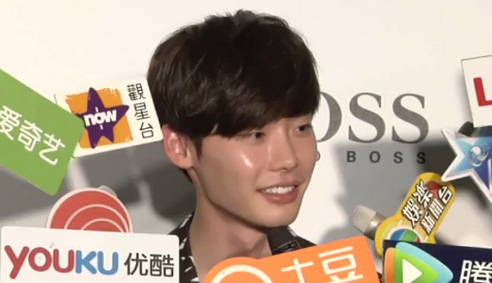 Lee Jong Suk Takes Care Of An Intern Reporter During Chaotic Interview