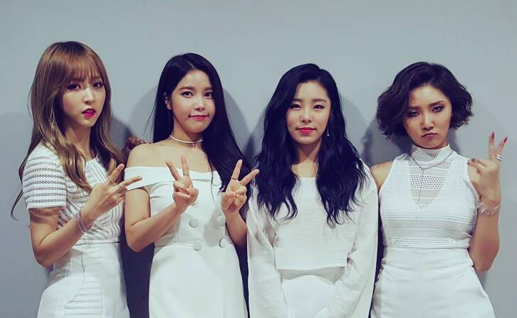 MAMAMOO’s Fans Help Out Fellow Fan With Hearing Impairment