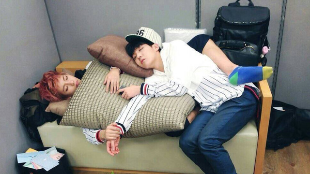 7 Times Idols Adorably Cuddled With Each Other