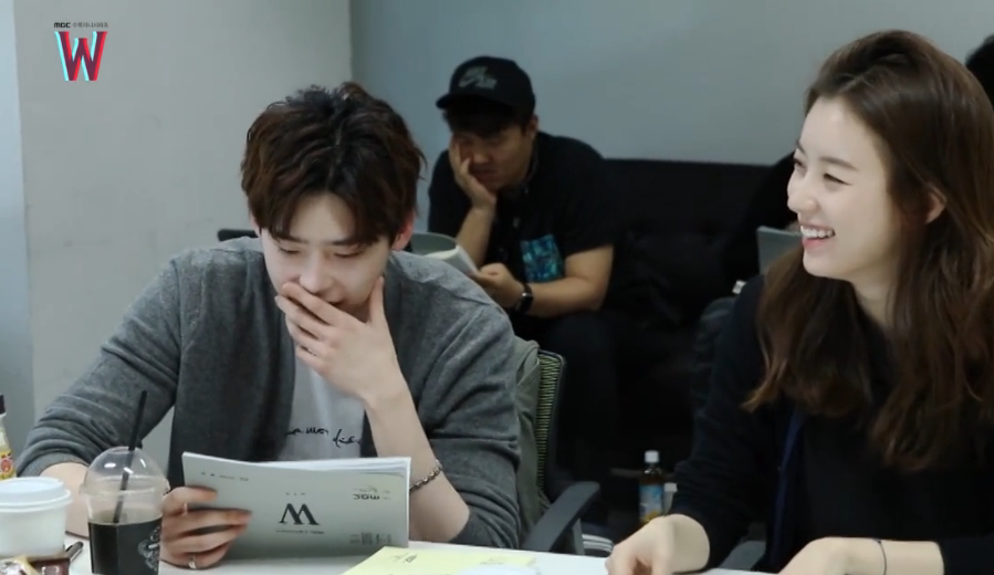Watch: Lee Jong Suk And Han Hyo Joo Laugh And Joke During 'W' Script Read-Through