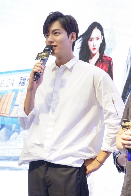 Lee Min Ho’s Fans Crowd Venues To Catch Glimpse Of Star At “Bounty Hunters” Events