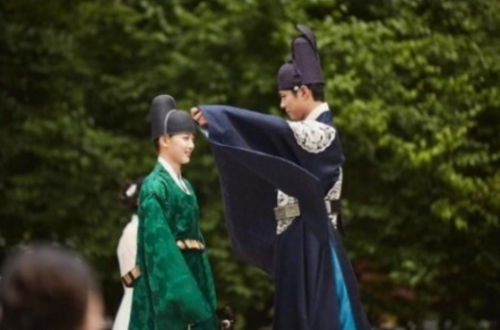 Park Bo Gum And Kim Yoo Jung Want Hugs In 'Moonlight Drawn By Clouds' Stills