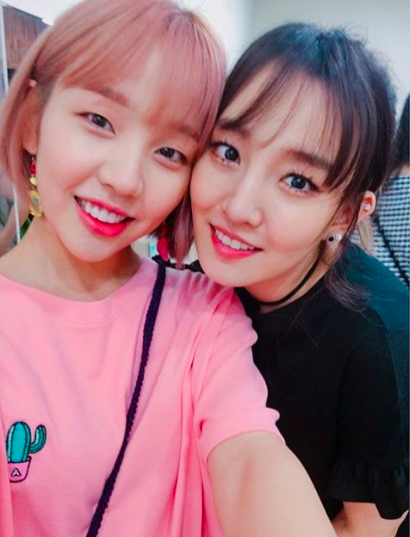 Baek A Yeon Shows Her Love For Younha Backstage At Concert