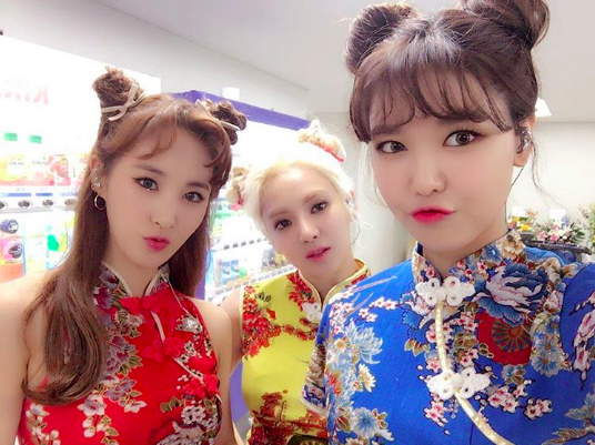 Girls’ Generation’s Sooyoung, Hyoyeon, And Yuri Send A Warning To TaeTiSeo With Their Cute Group Shots