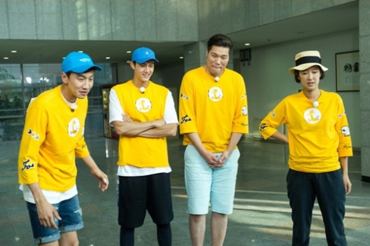 Lee Kwang Soo's Giraffe Friends Have His Back On 'Running Man'