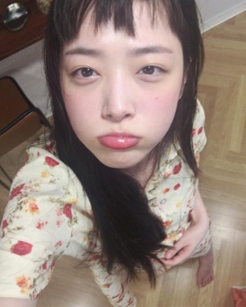 Sulli Returns To Instagram With Cute Selfies