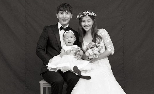 Rohee Helps Her Dad Ki Tae Young Celebrate By Blowing Out His Birthday Cake Candles