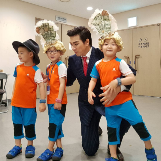 Song Triplets Play Dress Up Backstage At Song Il Gook's Musical