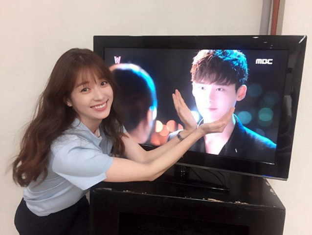 Han Hyo Joo Adorably Shows Her Love For 'Lee Jong Suk' And 'W'