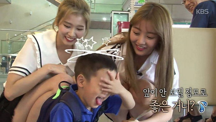 Watch: TWICE Fawns Over Lee Hwi Jae's Twins