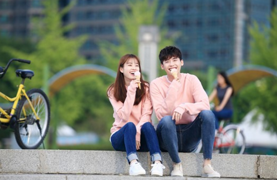 W Releases Stills Of Han Hyo Joo And Lee Jong Suk Enjoying A Date