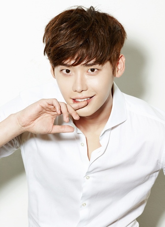 Lee Jong Suk Asks Fans For Song Recommendations
