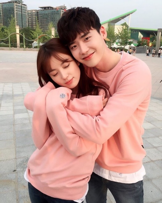 Lee Jong Suk Gives Han Hyo Joo A Back Hug Behind-The-Scenes Of 'W'