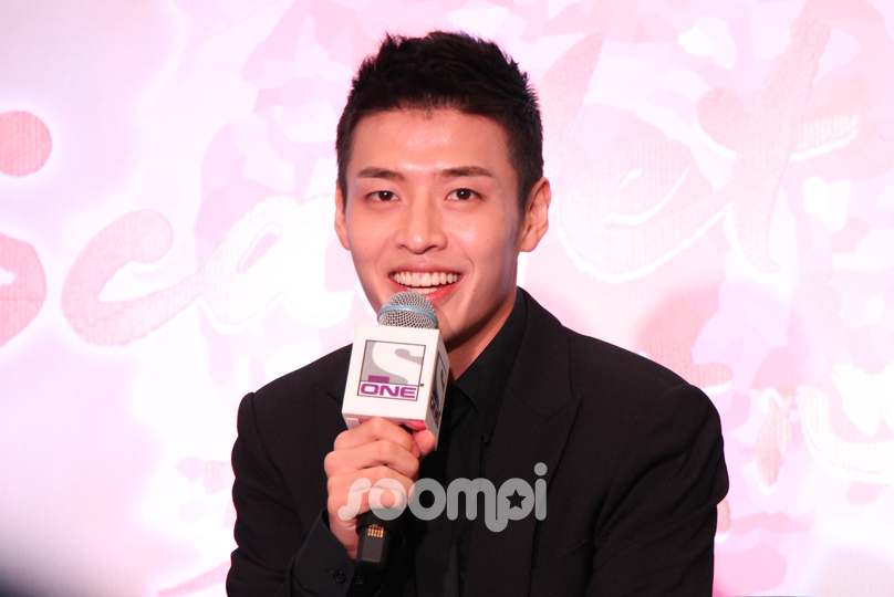 Kang Ha Neul Wins Hearts At Singapore Press Conference