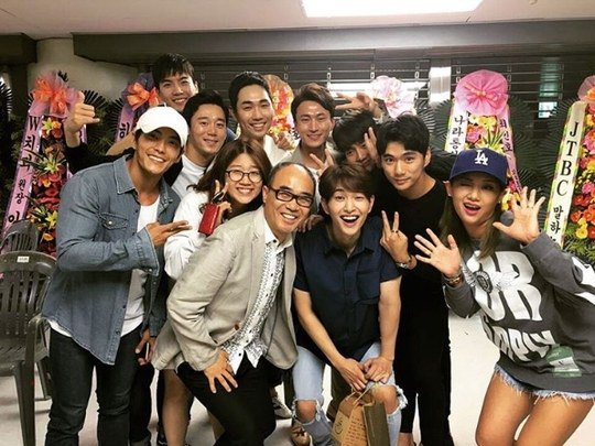 'Descendants Of The Sun' Cast Members Reunite To Support Onew At SHINee Concert