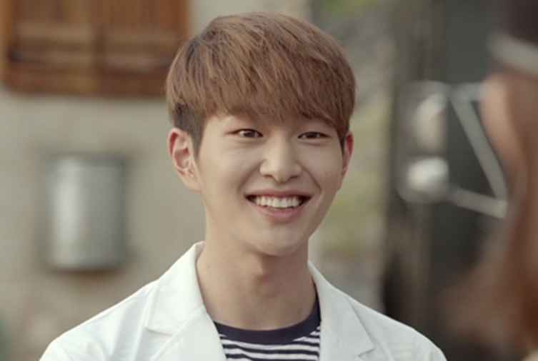 Update: SM Releases Information On SHINee's Onew Regarding Ankle Injury